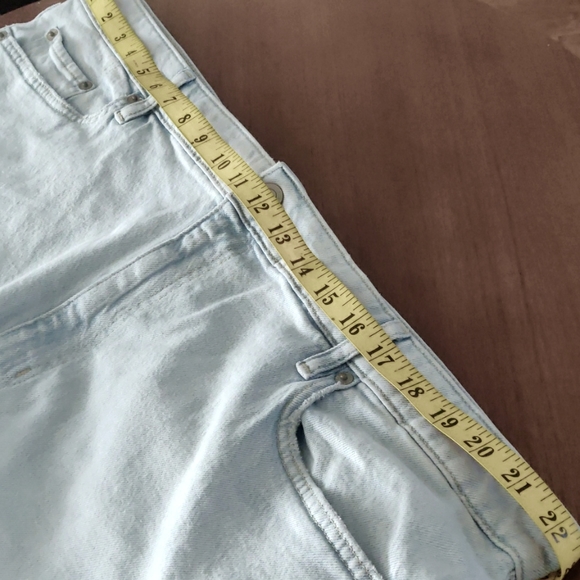 Lauren Ralph Lauren Women's Medium-Wash Denim Shorts with Frayed Hem. Size 22 W - Picture 13 of 15